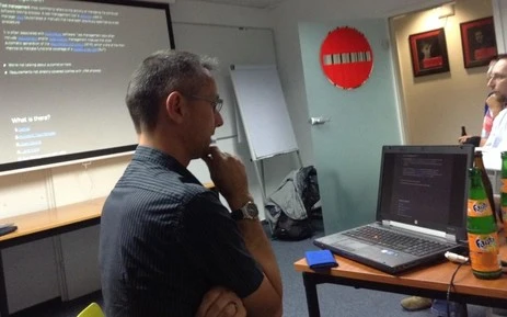 Speaker bei Atlassian User Group schaut auf seinen Computer