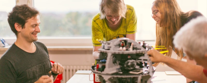 Entwickler beim Bauen des Todessterns