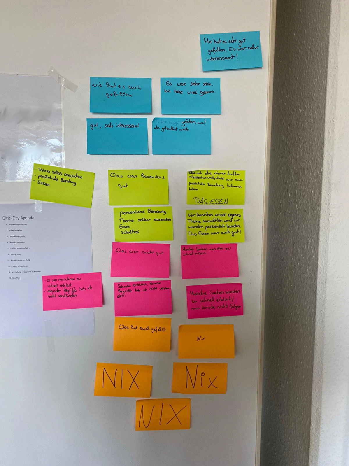 Girls' Day feedback with sticky notes on the wall