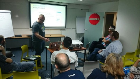 Atlassian User Group - Vortrag Eine Person erklärt seine Präsentation