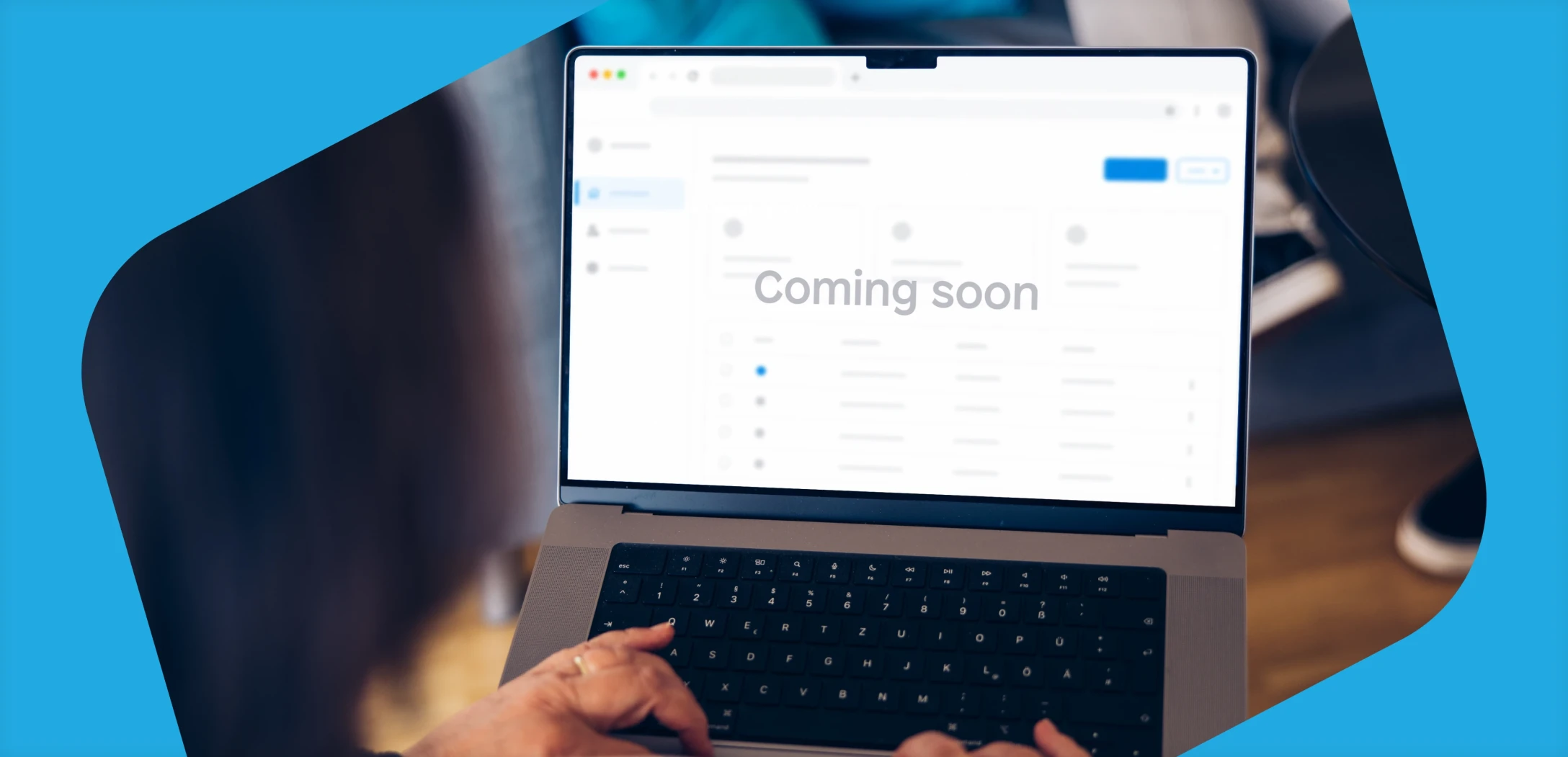 Der Bildschirm eines Laptops zeigt eine Wireframehafte UI und den Text „Coming soon“.