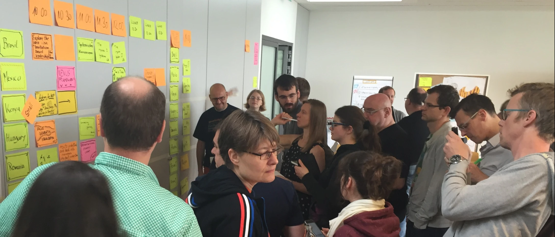 Die Themenauswahl beim Agile Couch Camp ist groß und vielfältig - Die Teilmehmer betrachten die Themen