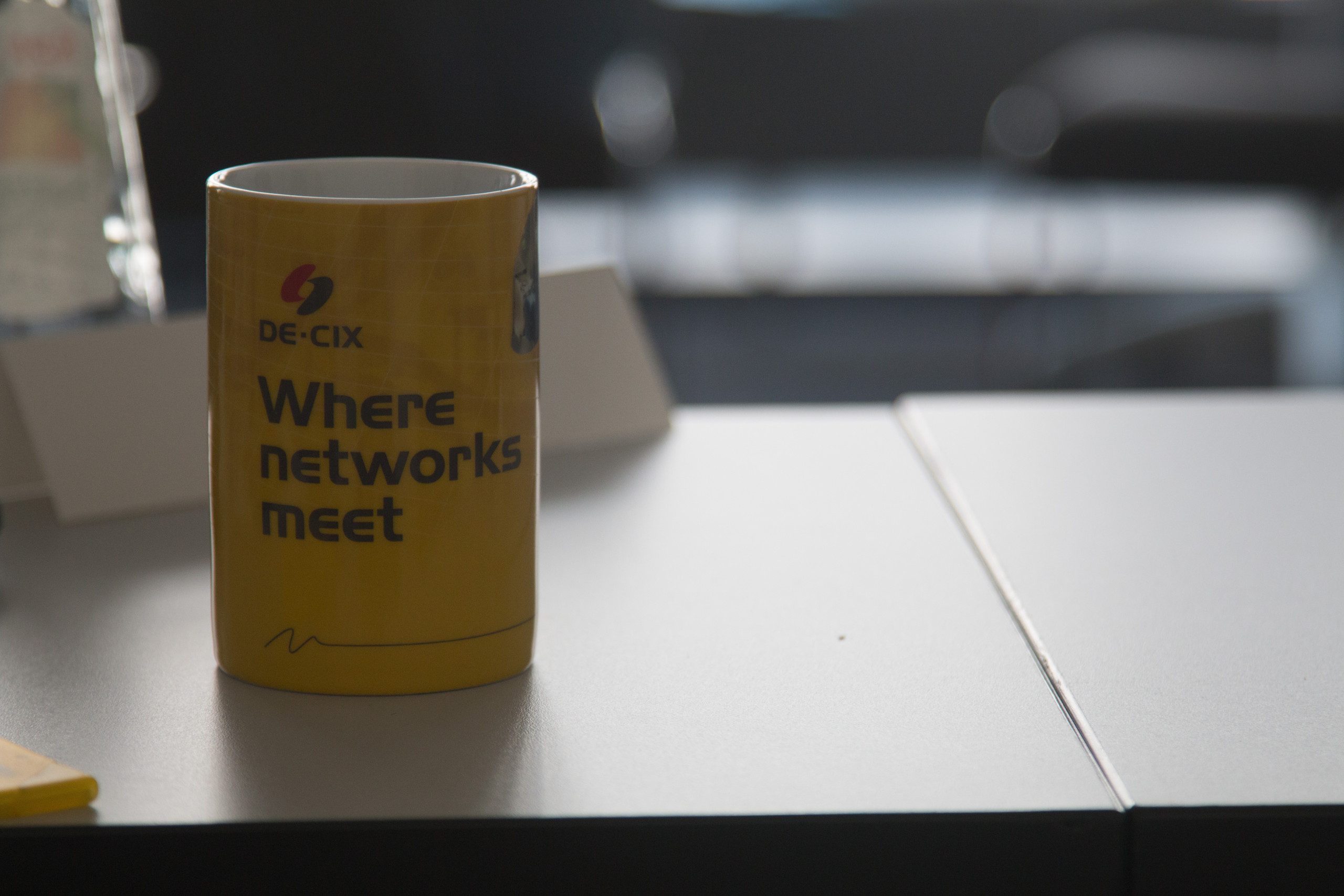 Ein Kaffeebecher mit der Aufschrift "Where networks meet"