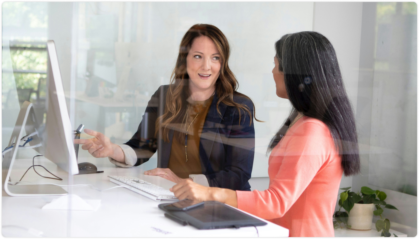 Kundenberaterin und Kundin nutzen den MOP-S gemeinsam 