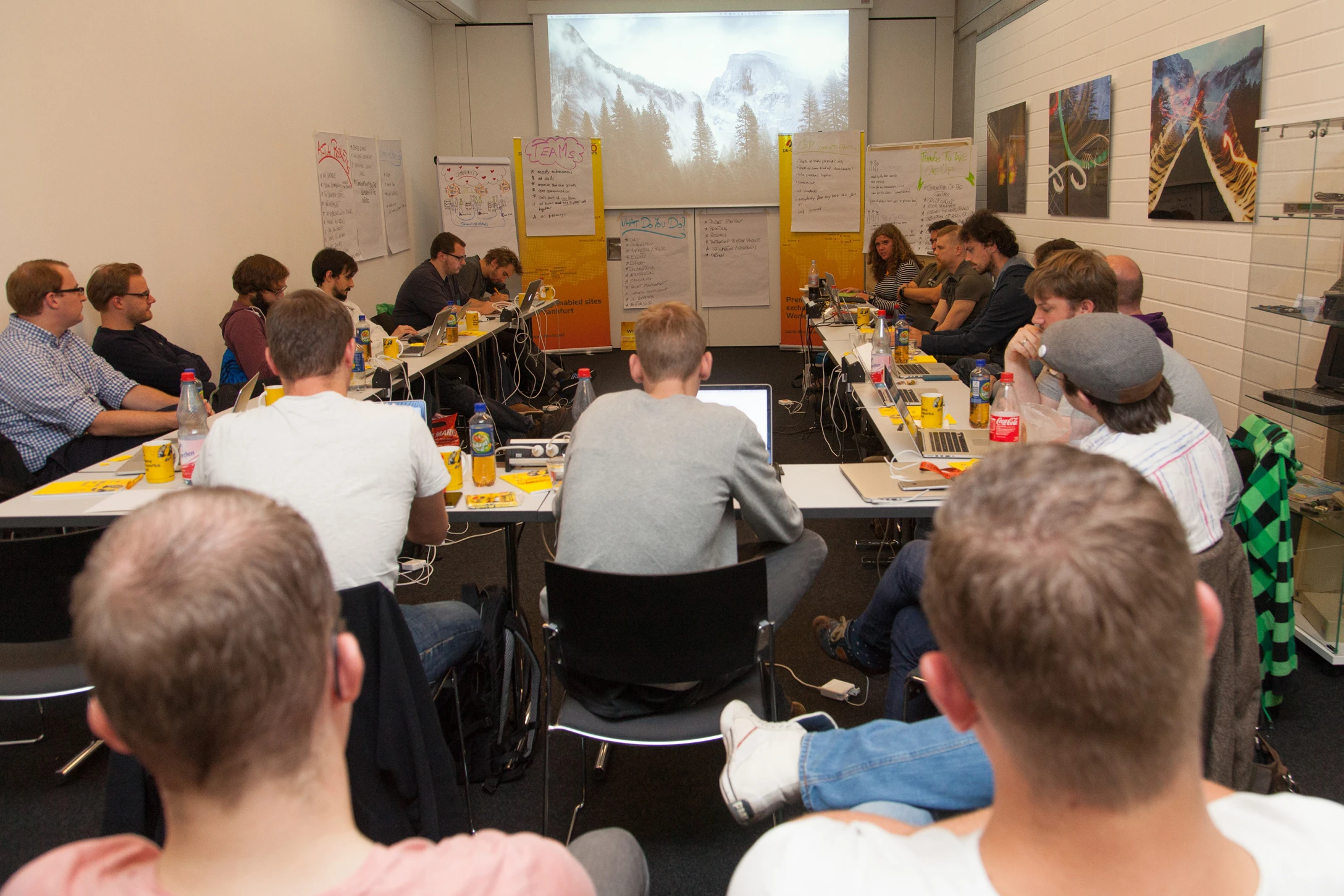 Die Besprechung von wichtigen Themen in großer Runde