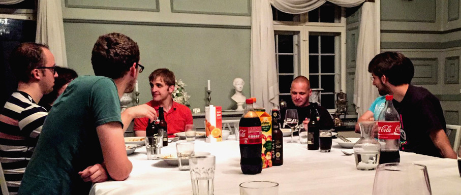 Abendessen beim Neos Code Sprint 2014 - die Personen sitzen an einem Tisch