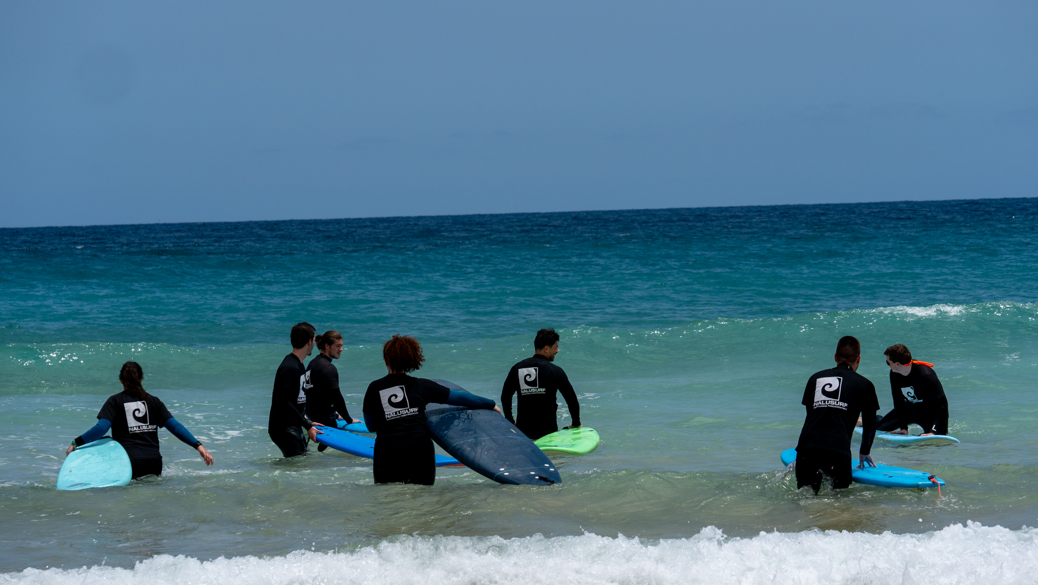Teilnehmer des TYPO3 Surfcamps beim Surfunterricht