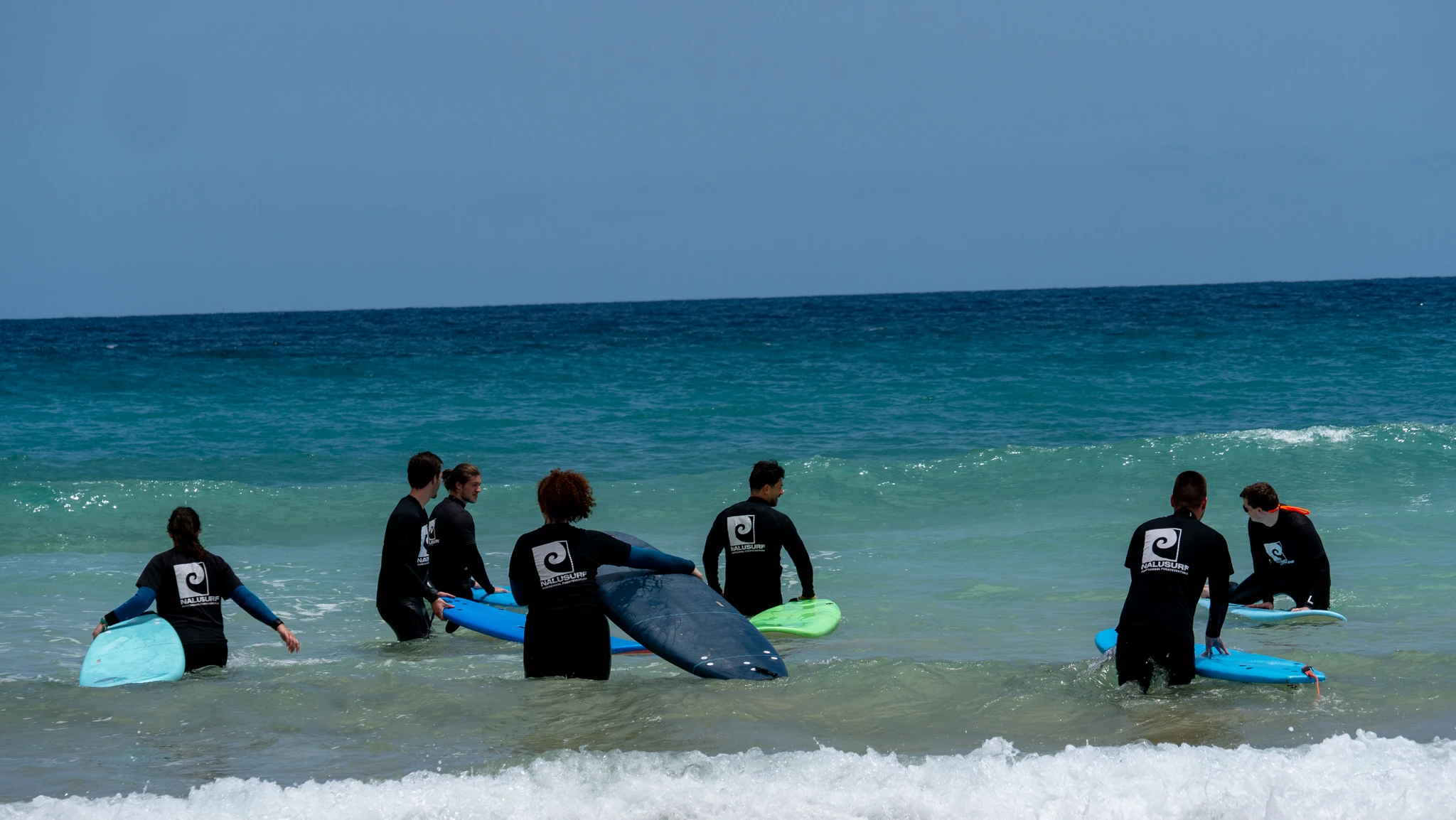 Surfunterricht beim TYPO3 Surfcamp Teilnehmer des TYPO3 Surfcamps beim Surfunterricht