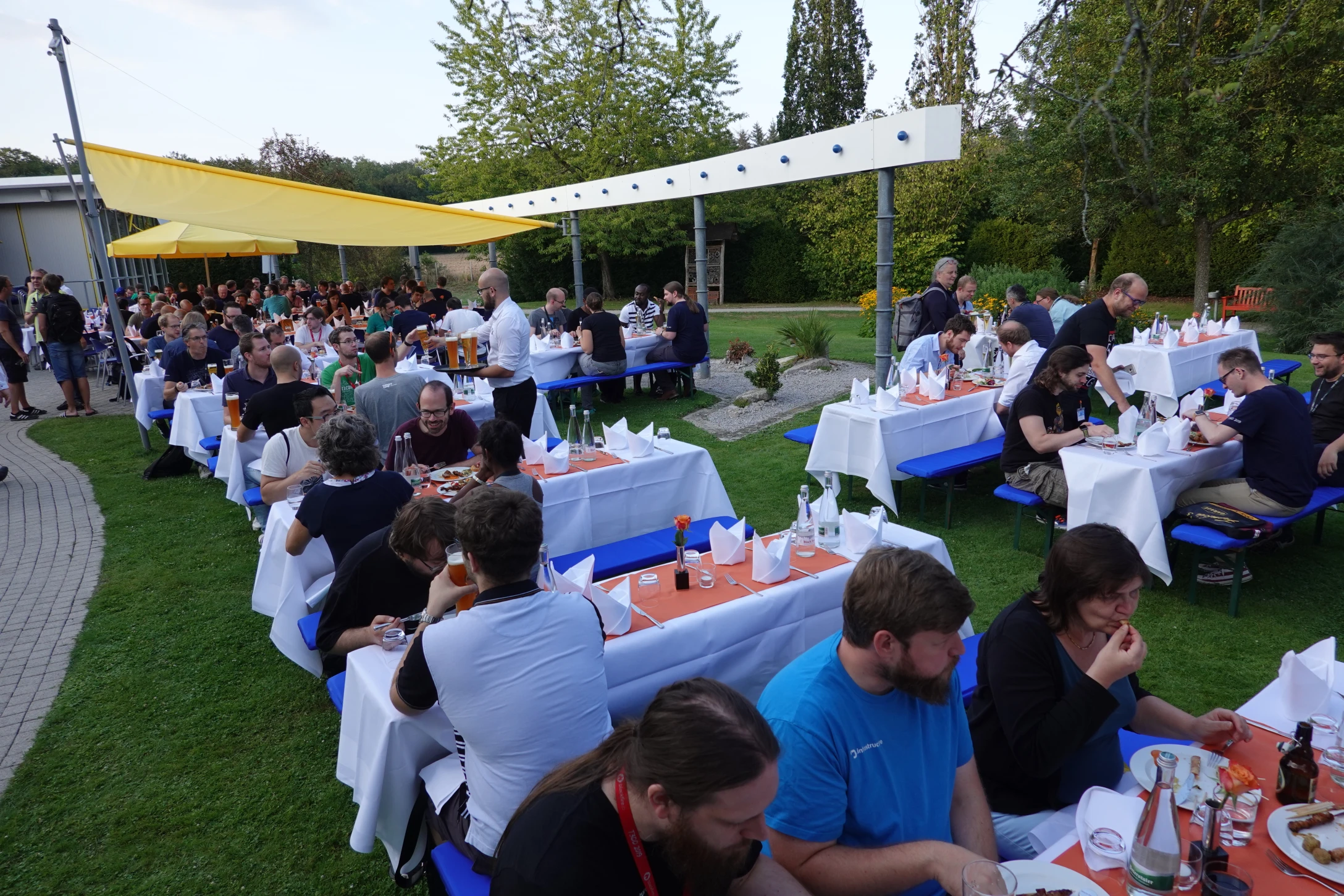 Social Event im Garten des Akademie Hotels