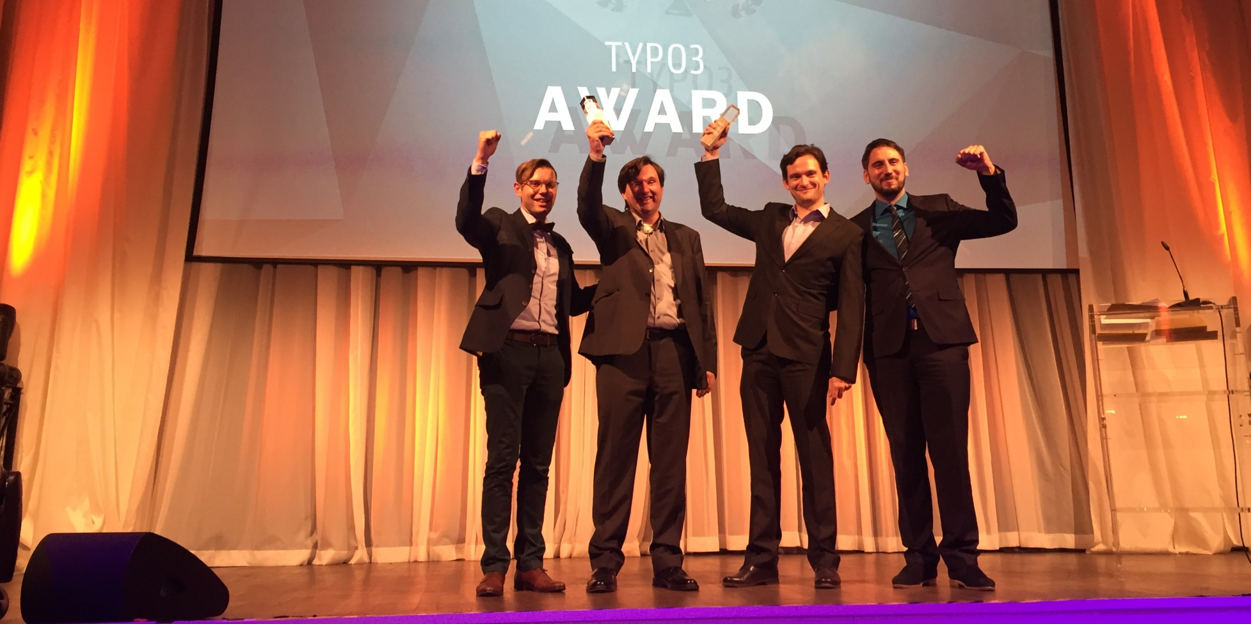 Vertreter von  made in, nph deutschland und punkt.de freuen sich über den TYPO3 Community Award