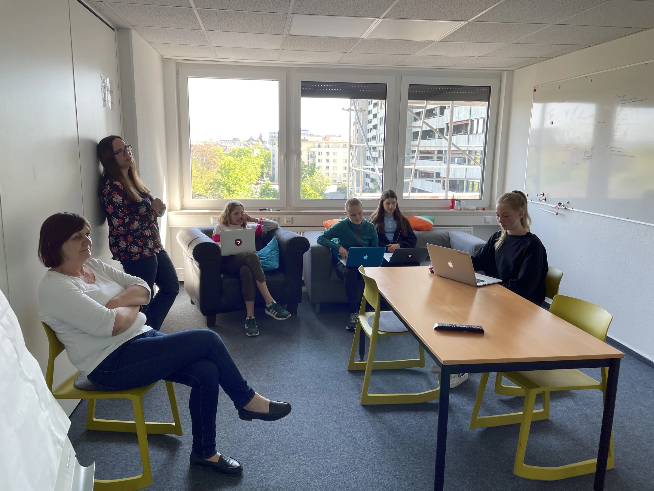Girls' Day group in the meeting room