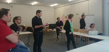 Das Team hört aufmerksam zu