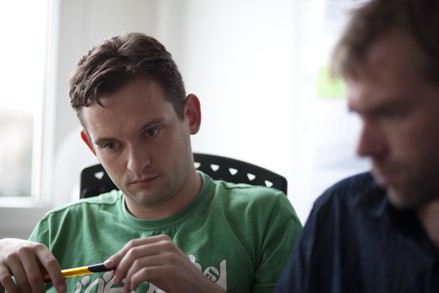 Unsere Mitarbeiter bei der Arbeit. Zwei Mitarbeiter denken nach