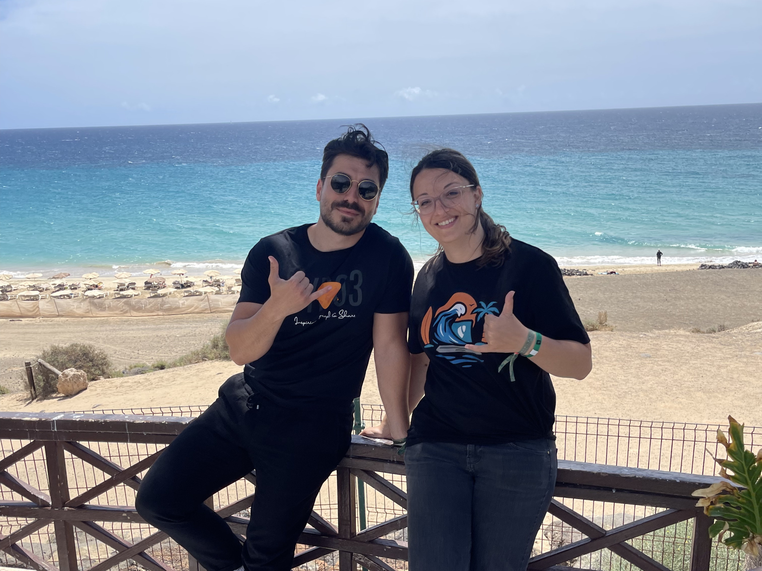 Developer am Strand auf Fuerteventura beim TYPO3 Surfcamp 